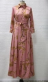 Dettaglio di un abito lungo in raso rosa con motivi a catena dorata ed elegante cintura - S / Rosa con stampa dorata