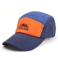 Makro-Detail der Bergestickerei und Explore-Schriftzug auf der 5-Panel-Schnelltrocknungskappe - Verstellbar / Orange Blau Color-block