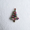 Detailansicht einer Weihnachtsbaum-Brosche mit bunten Strasssteinen und Goldlegierung - Weihnachtsbaum Gold