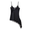 Dettaglio dell'abito sottoveste in raso nero con bordo in pizzo irregolare e spalline sottili - S / Nero