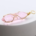 Pendente in quarzo rosa esagonale avvolto in filo dorato per collana - Rosa Trasparente