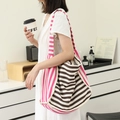 Borsa tote in tela a righe rosa e marroni con ampio spazio per l'uso quotidiano - Marrone