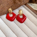 Gros plan détaillé de boucles d'oreilles émaillées rouges et dorées martelées sur support - Style Pendant Géométrique Or Rouge avec Tige en Argent (60#)