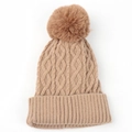 Dettaglio della maglia a trecce e del pompon in pelliccia sul berretto invernale - Taglia Unica (Elastico) / Cachi