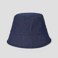 Detail eines dunkelblauen Denim-Fischerhuts mit weißem vertikalem Nadelstreifenmuster - M (56-58cm) / Dunkelblau