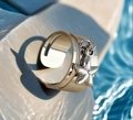 Verstelbare gouden ring met een getextureerde zeester hanger en spiegelgepolijste afwerking - Verstelbaar Open / Goud Brede Plaat Zeester Hanger (WJZ560-2)