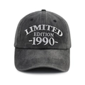 Gros plan sur la broderie 3D Limited Edition 1990 sur casquette en coton délavé - Réglable / Style 1990 (Gris Carbone)