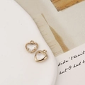 Détail de deux pendentifs en forme de coeur plaqué or et cristal pour bijoux DIY - 10*12mm / Blanc