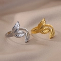 Dettaglio di anelli regolabili con texture a foglia in argento e oro su tessuto - Venatura della Foglia Squisita / Oro