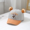 Dettaglio cappellino neonato con orecchie di orso e ricamo Academy in grigio e arancione - 50cm (1-3 anni) / Arancione