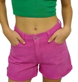 Dettaglio di shorts in denim rosa con orli sfilacciati e texture su sfondo bianco neutro - Rosa Rosso