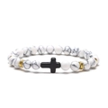 Bracciale di perline con pietre bianche, distanziali dorati e croce nera - Bracciale Howlite Bianca