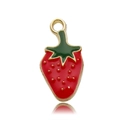 Detalle de un colgante de fresa de esmalte rojo y verde con borde de metal chapado en oro - Fresa de Fruta 11x21mm