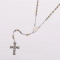 Detalle del collar de bolas bicolor con medalla de la Virgen María y crucifijo - Bicolor (Oro y Plata)
