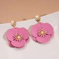 Orecchini a fiore rosa opaco con perle centrali e accenti in metallo dorato - Perno per orecchini in argento - Rosa