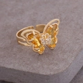 Détail macro d'une bague papillon en or 18 carats avec pierres jaunes et cristaux clairs - Ouvert Réglable / Jaune