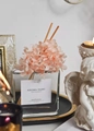 Dettaglio del diffusore a bastoncini in vetro quadrato con fiori rosa e rami - Solo Ricarica da 100ml / Pera Inglese & Fresia