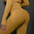 Gros plan sur l'ensemble de yoga sans couture jaune moutarde, texture côtelée et taille haute - Jaune