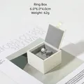 Boîte à bagues carrée crème avec bordure dorée et velours gris, taille 6x6x4cm - Boîte à bague / Blanc Cassé