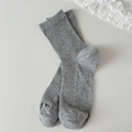 Chaussettes mi-hautes en coton tricoté gris moyen avec texture côtelée verticale - Taille unique / Gris clair