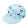 Dettaglio cappellino snapback azzurro per bambini con motivi a balena su sfondo bianco - Taglia 52 (2-4 Anni) / Balena