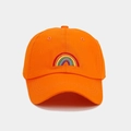 Detaillierte Nahaufnahme der Regenbogenstickerei auf einer orangefarbenen Baumwollkappe - Verstellbar / Orange