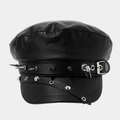 Dettaglio del cappello militare punk in pelle nera con lunghe borchie argentate e anelli - Stile con Borchie Lunghe
