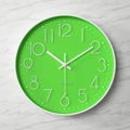 Moderne grasgroene stille wandklok met witte 3D-reliëfcijfers en een quartz uurwerk - 20cm / Groene Wijzerplaat Wit Frame