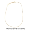 Collana a catena dorata lunga 45 più 5cm esposta su uno sfondo bianco pulito - Collana
