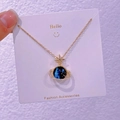 Dettaglio ravvicinato della collana pianeta stellato con catena dorata e pavé di stelle - Anello del Pianeta Stellato (XK0016)