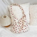Gros plan du sac cabas en velours côtelé blanc avec imprimés fraises et texture douce - Bandoulière simple double couche beige