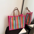 Häkel-Tragetasche mit Regenbogenstreifen und braunen Ledergriffen für Strand und Freizeit - Rosa