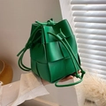 Sac seau tressé vert fait main en cuir PU avec bandoulière fine assortie de qualité - Vert
