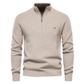 Dettaglio di un maglione beige da uomo con mezza zip che mostra la trama della maglia fine - S / Albicocca
