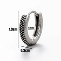 Detailsicht des silbernen Totenkopf-Ohrrings mit Textur und Größenabmessungen - Punktiertes Texturstil (S131)
