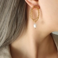 Pendientes vintage franceses de perlas barrocas con dobles aros dorados en modelo - Dorado