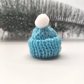 Blaue Mini-Strickmütze mit weißem Bommel für Puppen und DIY Weihnachtsdeko - Weißer Pompon / Seeblau (Klein)