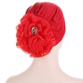 Dettaglio di turbante rosso con grande fiore in tulle e strass giallo brillante centrale - Rosso