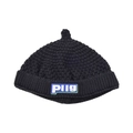 Detalle de gorro de punto negro para bebé con parche de goma azul y pompón superior - Negro