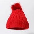 Gorro de punto rojo con pompón de pelo sintético y textura elástica de canalé para invierno - Rojo
