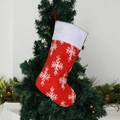 Calza natalizia in peluche rosso con fiocchi di neve bianchi appesa all'albero - Calza con Fiocco di Neve Rossa