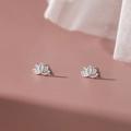 Elegante S999 Silber Lotos-Ohrstecker mit matter Oberfläche auf rosa Hintergrund - 990 Silber / Weißgold