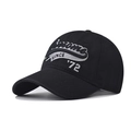 Cappellino da baseball nero in cotone con ricamo Awesome SINCE '72 visto da un'angolazione 45° - Regolabile / Nero