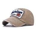 Dettaglio della toppa ricamata American e visiera usurata sul cappello da baseball in cotone - Regolabile / Cachi