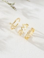 Detail van drie goudkleurige ringen met zirkoon, kruis, hart en bloem motieven - Kruis Hart Bliksem Combo (Goud) / Goud