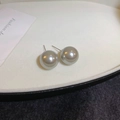 Elegantes pendientes de perlas gris plateado de 10 mm con postes minimalistas para mujer - Estilo Aguja de Plata Gris / 12mm