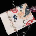 Sciarpa pashmina bianca con ricamo floreale, nappe e motivi paisley colorati - Bianco