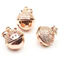 Ciondoli a campanello gatto dorati con micro-intarsi in zircone bianco e rosa - Campanello Pigsy-Oro Rosa