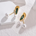 Detail von Vintage-Boho-Ohrhängern mit goldenen Blättern, grüner Emaille und Perlen - Grünes Blatt Perle Anhänger Stil (OLBE732) / Grün/Weiß/Gold