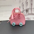 Mini borsa creativa rosa a forma di auto con ruote blu e dettagli in metallo dorato - Rosa